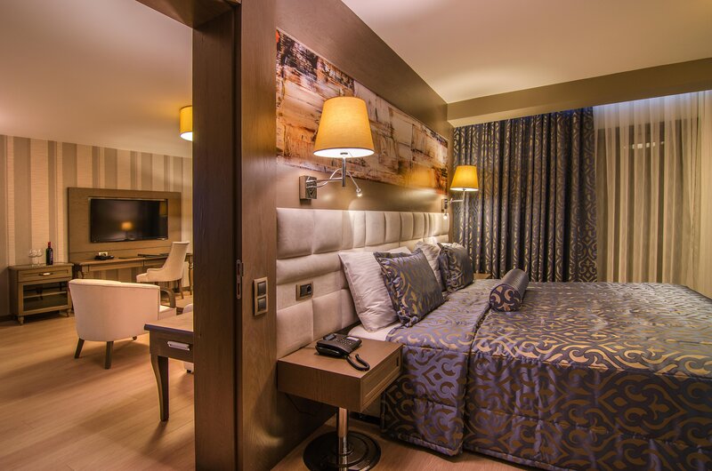 Grand Blue Sky International 16