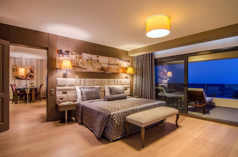 Grand Blue Sky International 35