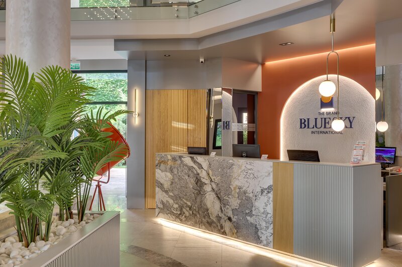 Grand Blue Sky International 37