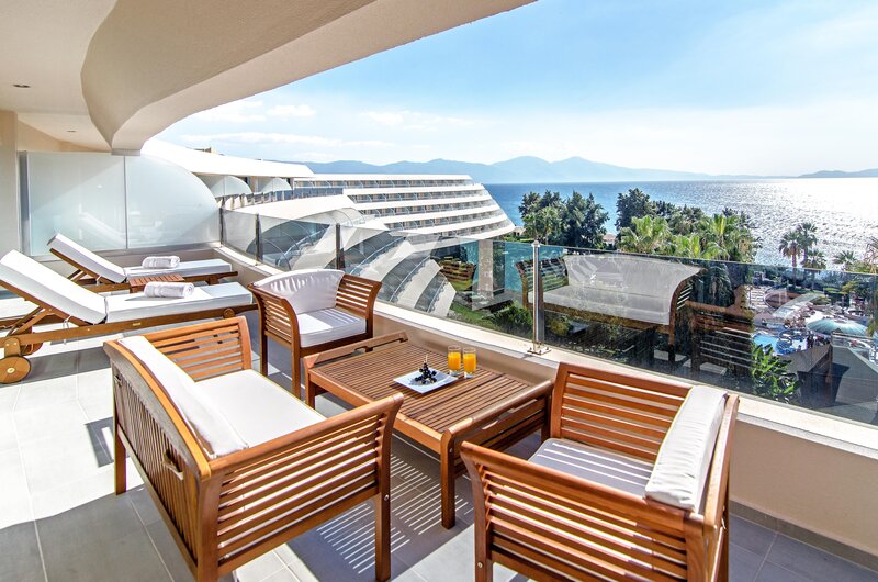 Grand Blue Sky International 66