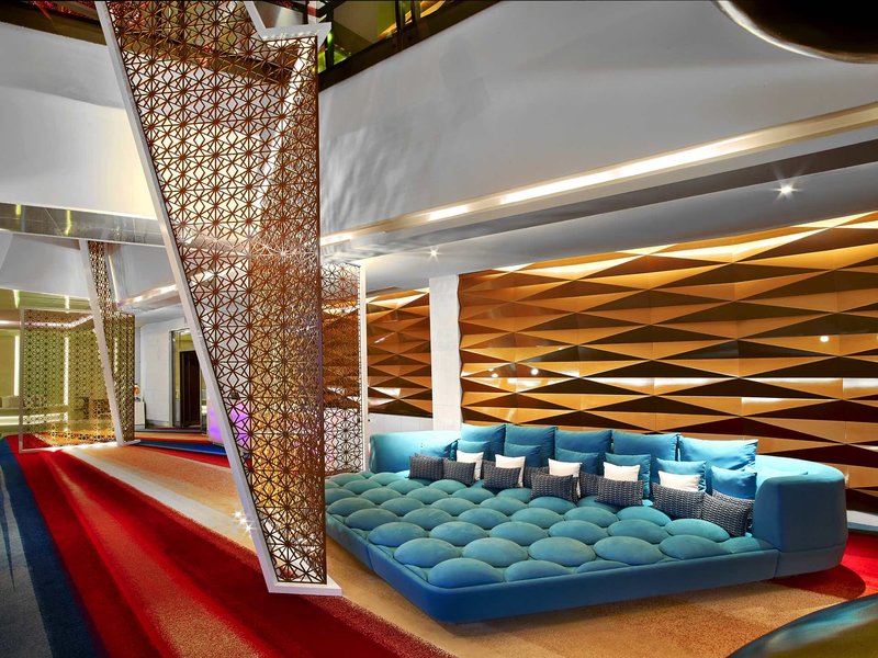 V Hotel Curio Collection by Hilton  9