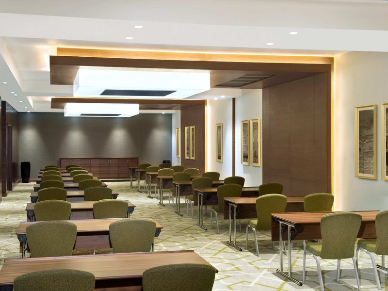 Hilton Garden Inn Dubai Al Muraqabat 16 - Restaurant