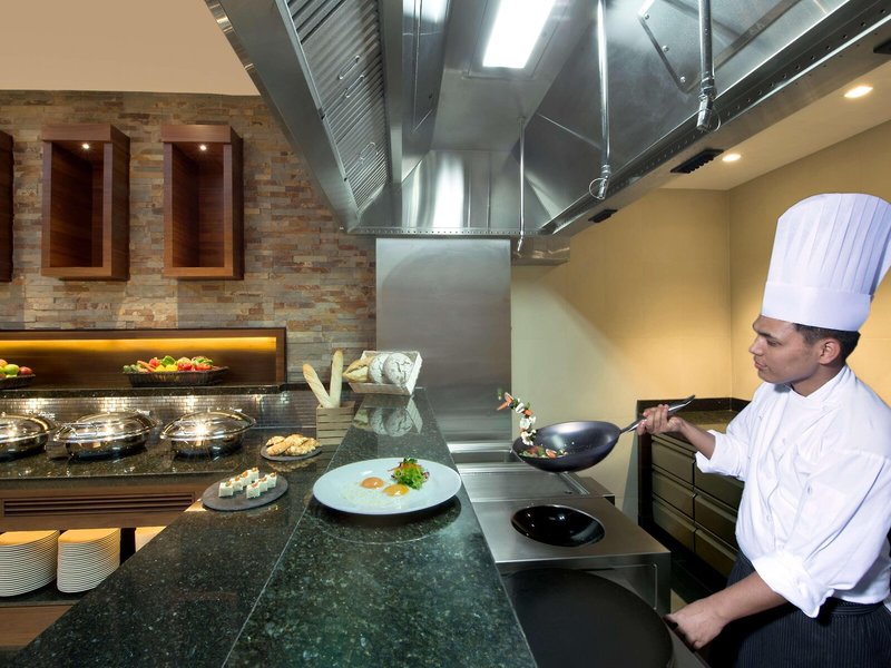 Hilton Garden Inn Dubai Al Muraqabat 17 - Restaurant