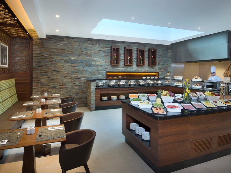 Hilton Garden Inn Dubai Al Muraqabat 18 - Restaurant