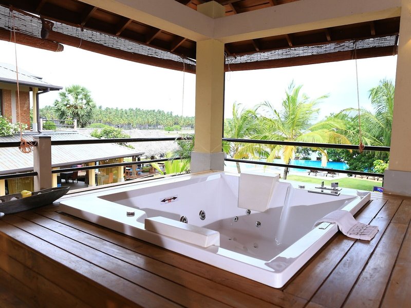 Amaranthe Bay Resort & Spa 9 - Outdoor Pool