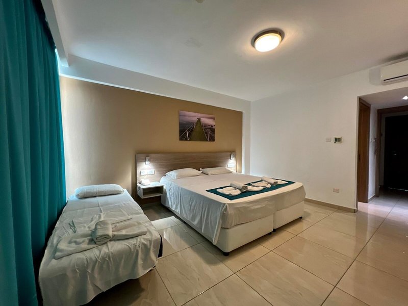 Sunny Blue Hotel 33