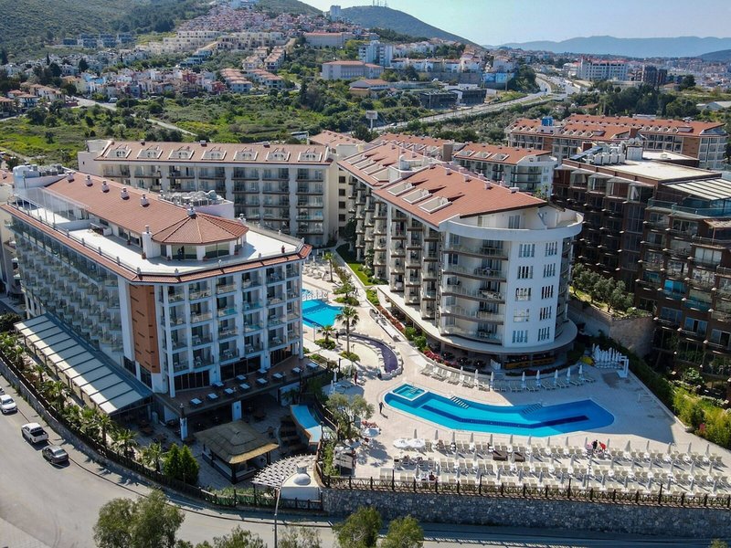 Ramada Hotel & Suites Kusadasi 1