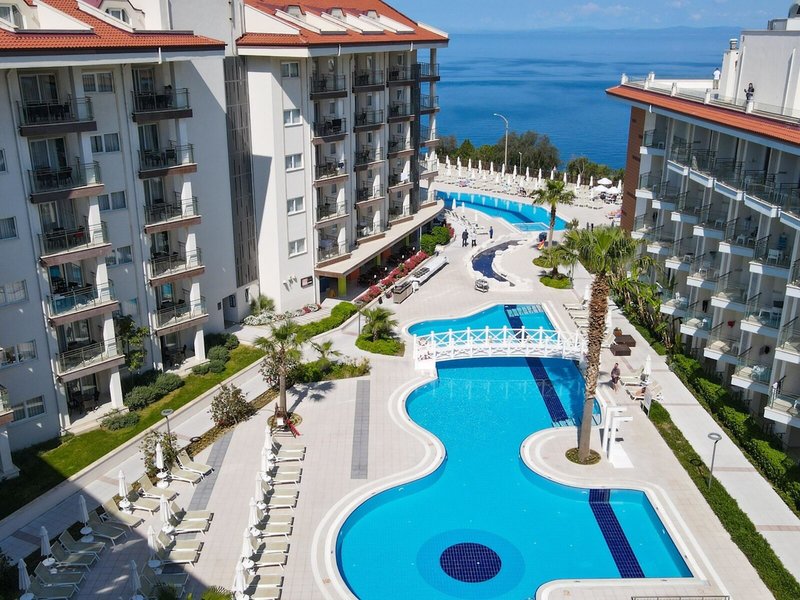 Ramada Hotel & Suites Kusadasi 2