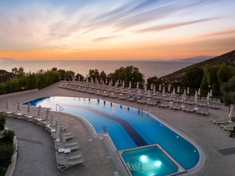 Ramada Hotel & Suites Kusadasi 4