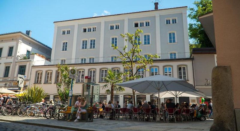 Art Hotel & Hostel