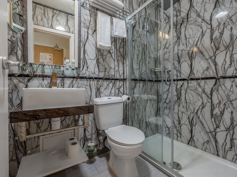 Muthu Fort William Hotel 42 - Bathroom Example