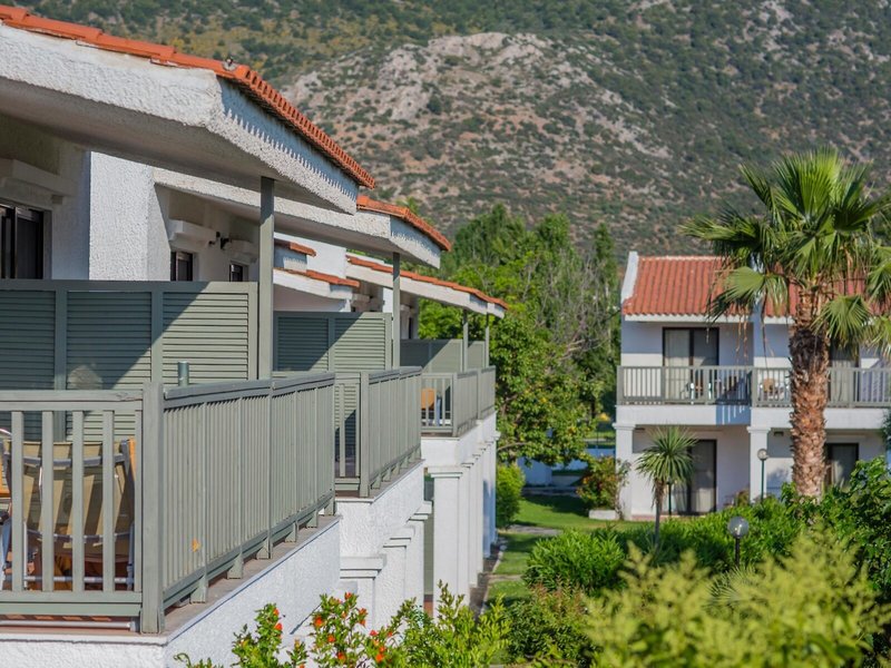 Golden Coast Hotel & Bungalows 5