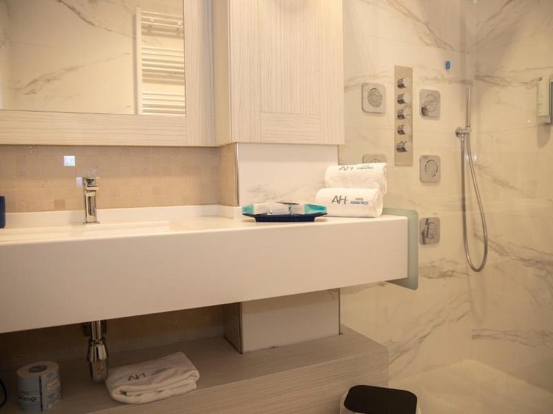 Hotel Adriatico 22 - Bathroom Example