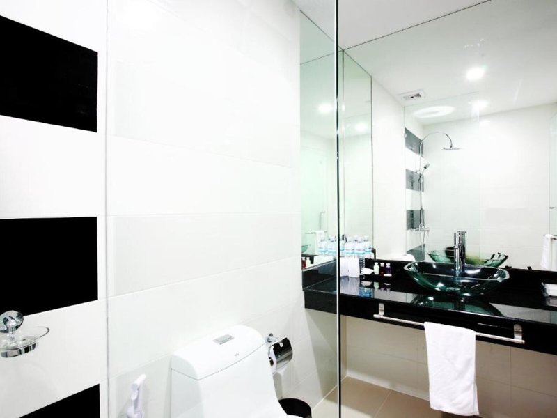 One World One Home Naiharn Hotel 28