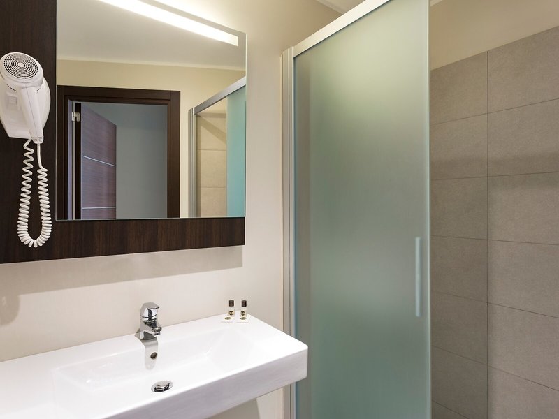 B&B Hotel Como 29 - Bathroom Example