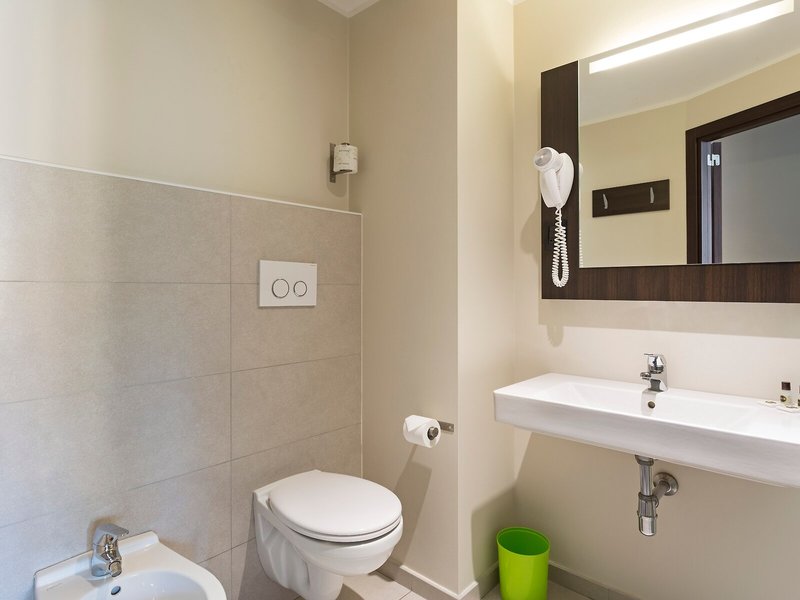 B&B Hotel Como 31 - Bathroom Example