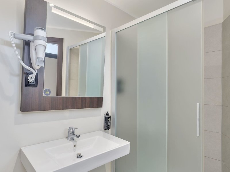 B&B Hotel Como 33 - Bathroom Example