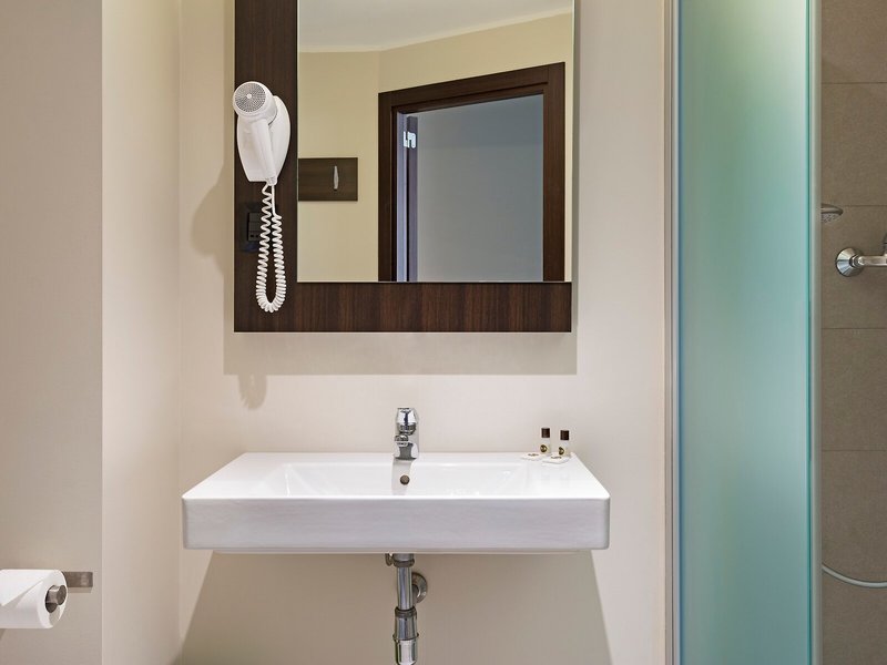 B&B Hotel Como 41 - Bathroom Example