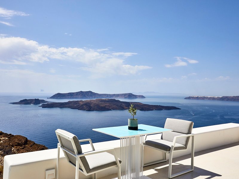 Alti Santorini Suites 10
