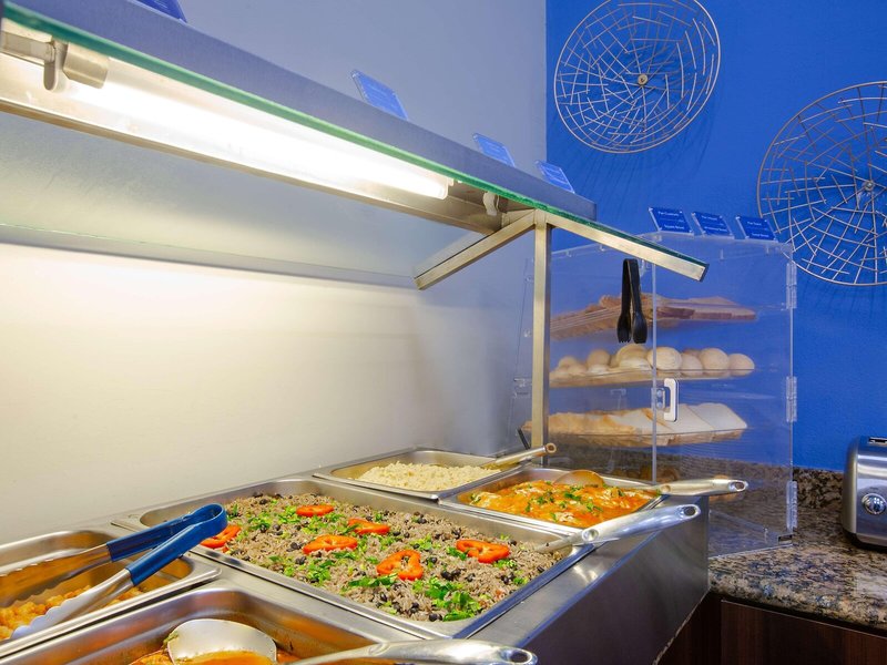 Irazu Hotel & Studios 17