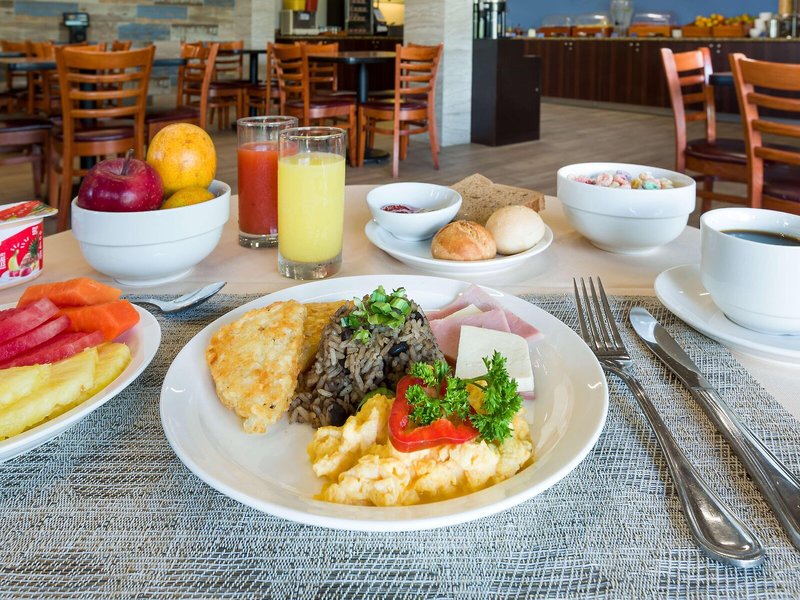 Irazu Hotel & Studios 18