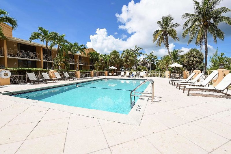 Hampton Inn at Manatee Bay 3