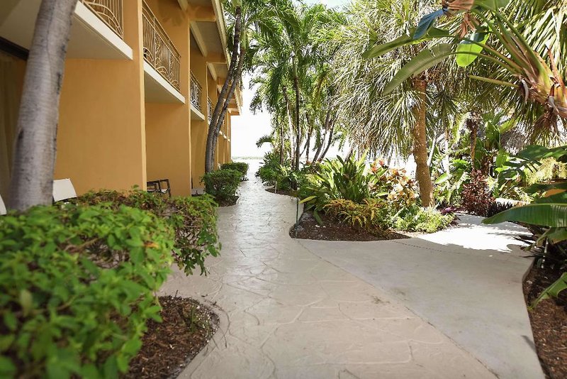 Hampton Inn at Manatee Bay 8
