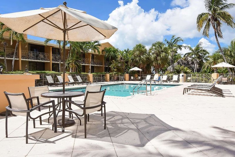 Hampton Inn at Manatee Bay 16