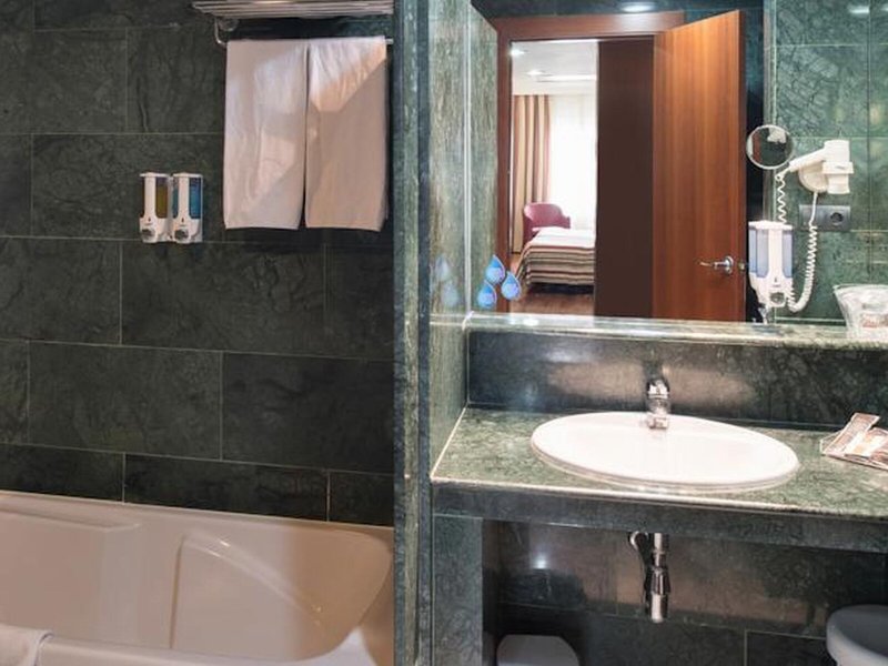 Catalonia Park Putxet 50 - Bathroom Example