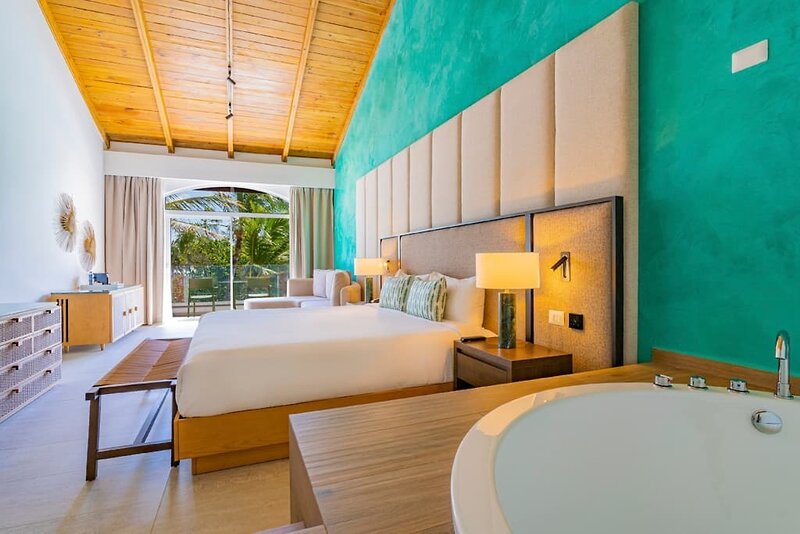 Tropical Deluxe Princess 24