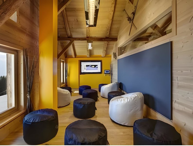 Whitepod Eco-Luxury Hotel 4