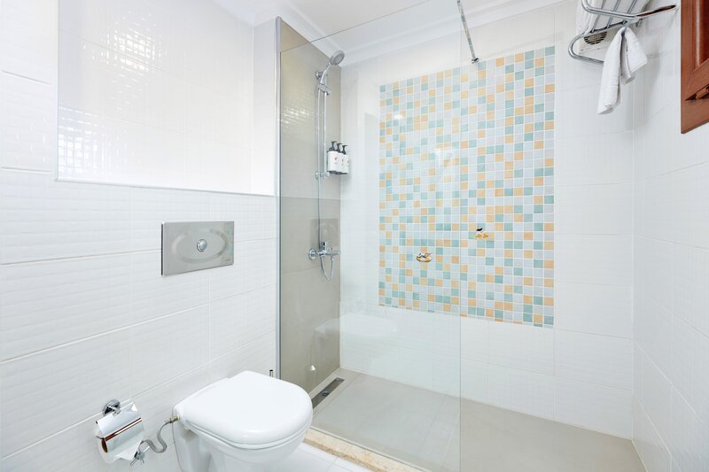 Hydros Club 33 - Bathroom Example