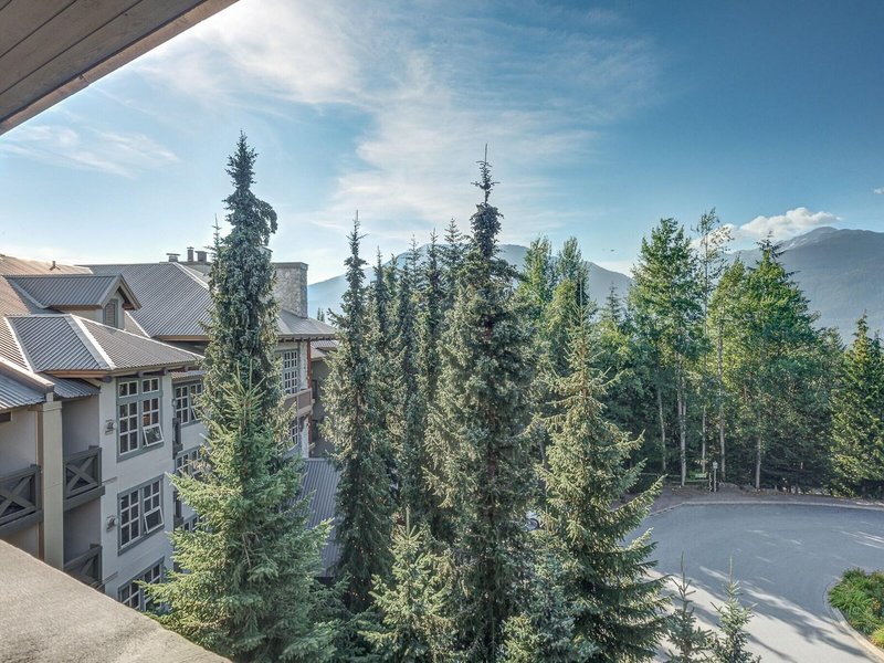 Blackcomb Springs Suites by Clique 2