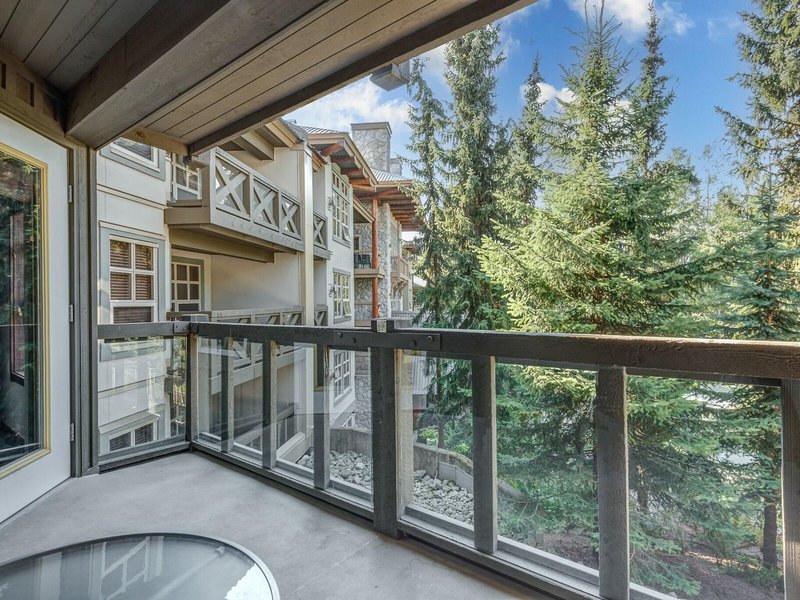 Blackcomb Springs Suites by Clique 4