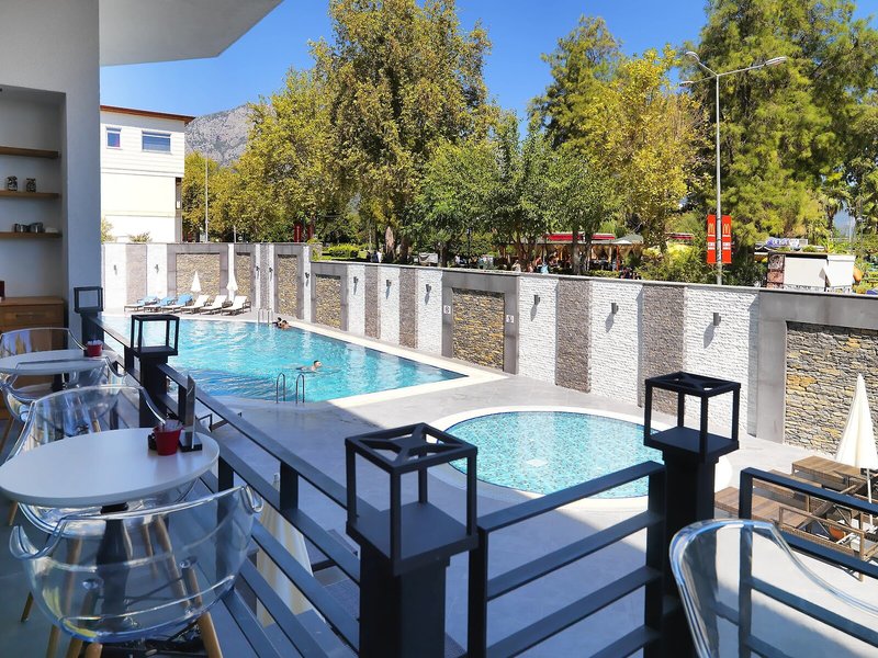 Queen´s Park Türkiz Kemer 14