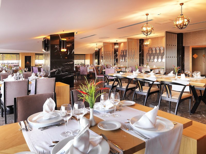 Queen´s Park Türkiz Kemer 34