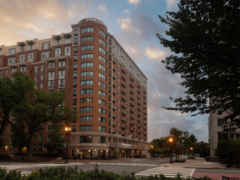 Hampton Inn & Suites Washington DC Navy Yard
