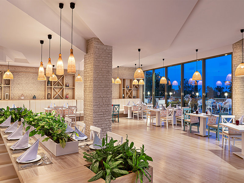 TUI FAMILY LIFE Side  6