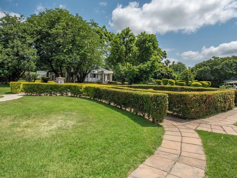 Nut Grove Manor 7