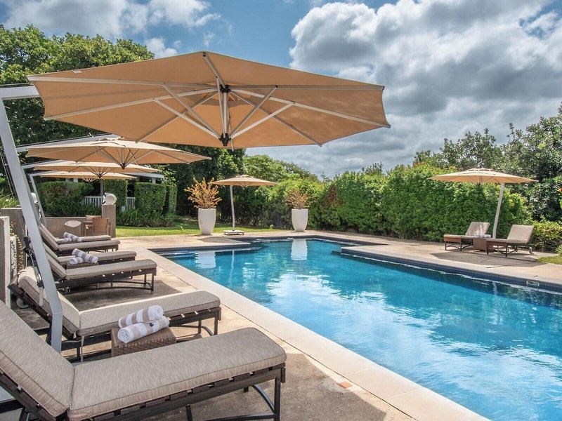 Nut Grove Manor 15