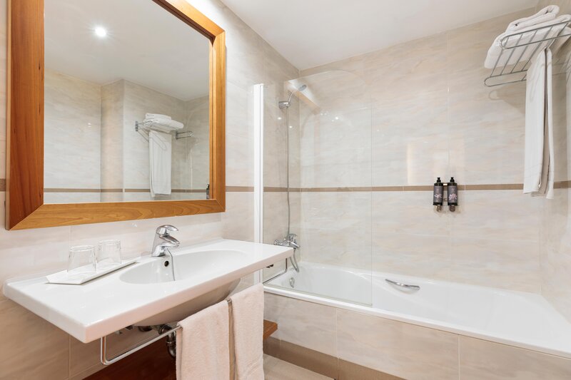 Aranea Barcelona 52 - Bathroom Example