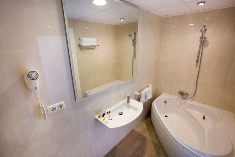 Cleopatra 9 - Bathroom Example
