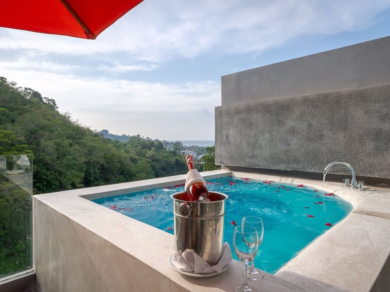 Patong Bay Hill Resort & Spa 6
