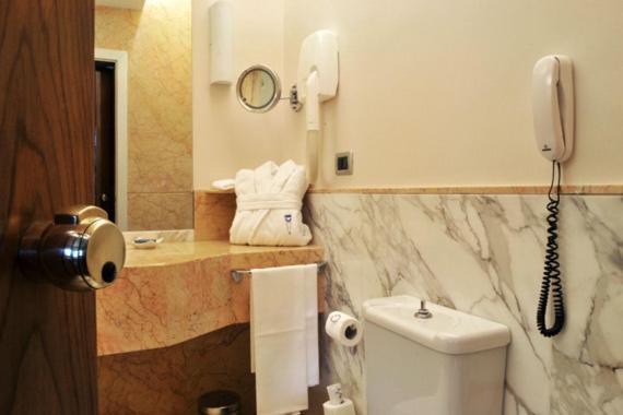 Exe Majestic Neapel 1 - Bathroom Example