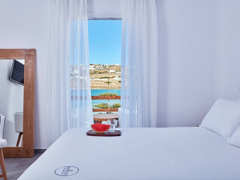 Mykonos Waves Beach House & Suites 17