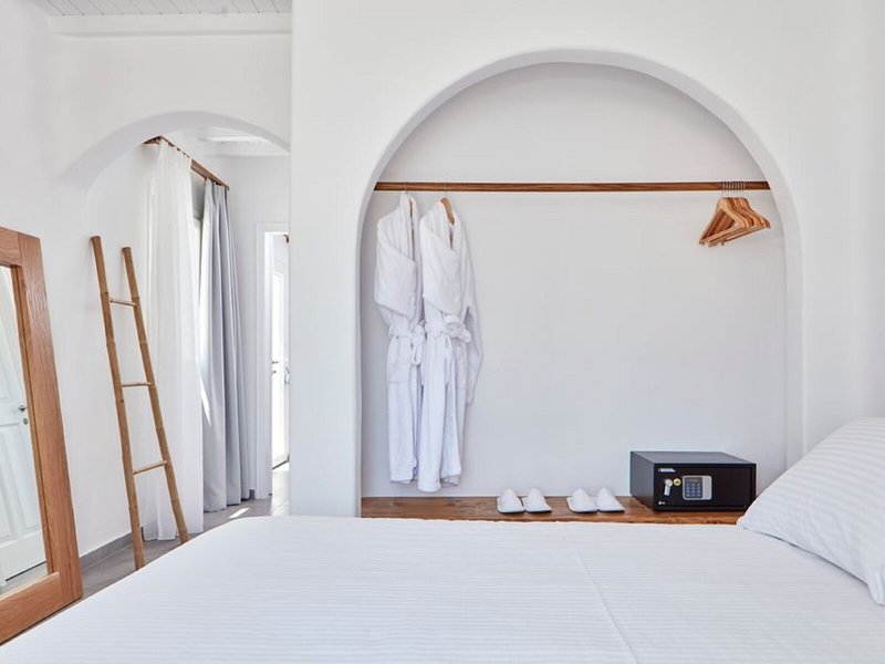 Mykonos Waves Beach House & Suites 21