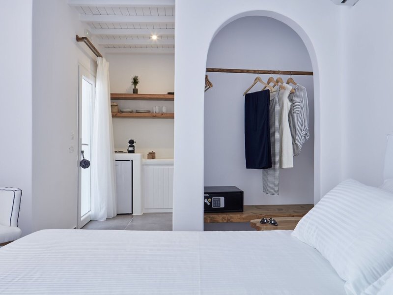 Mykonos Waves Beach House & Suites 25