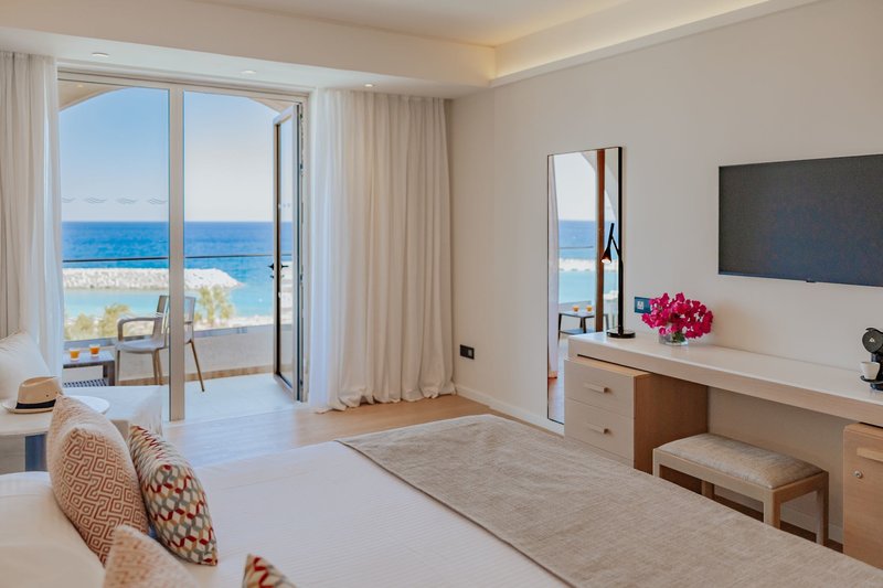 The Golden Coast Beach Hotel 3