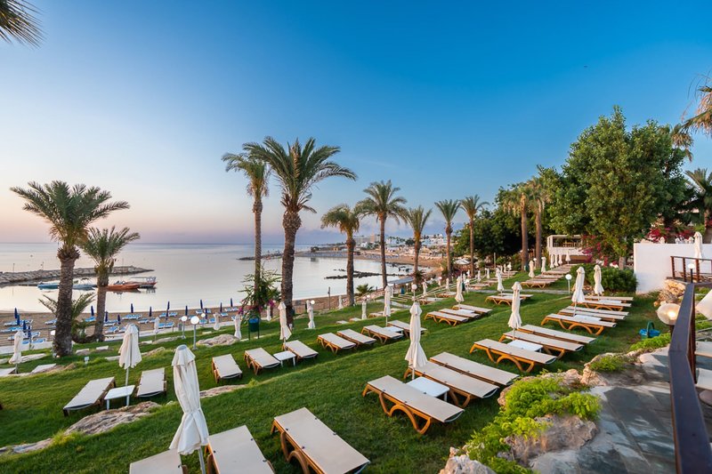 The Golden Coast Beach Hotel 4