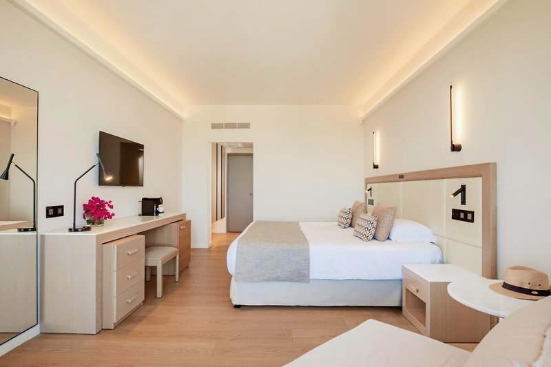 The Golden Coast Beach Hotel 2